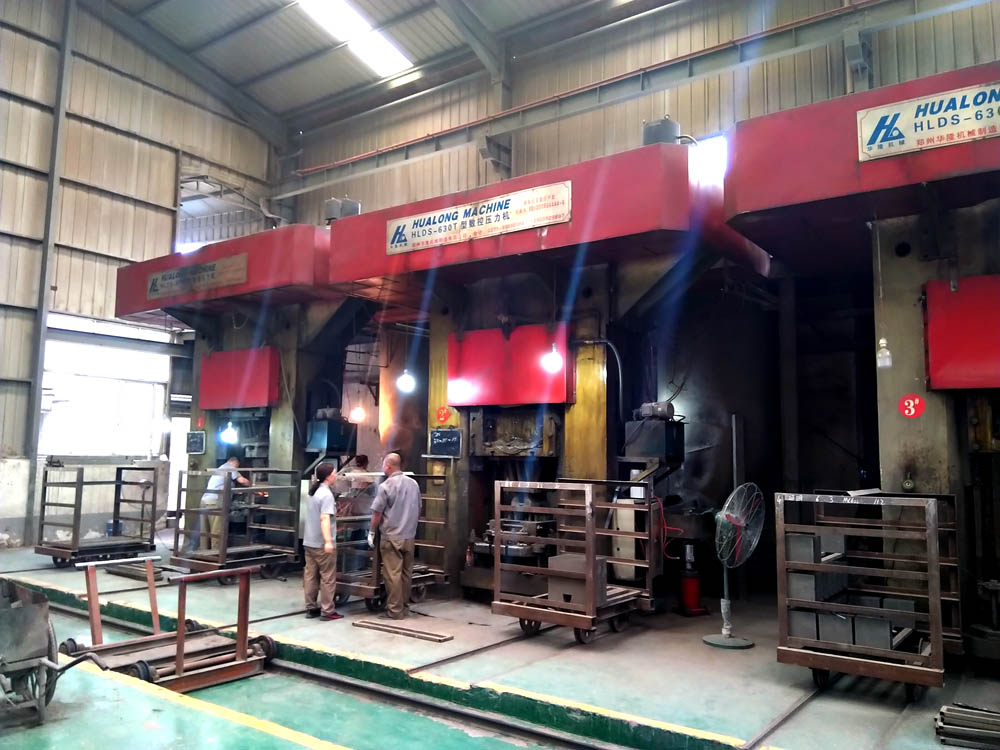 silica mullite brick press machine.jpg